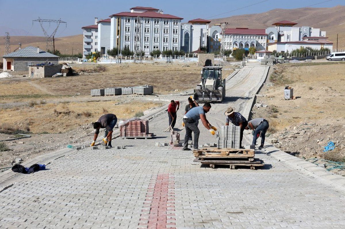 Gürpınar\'da parke çalışmaları devam ediyor