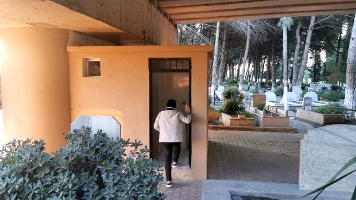 İznik\'te türbe ile mezarlık tuvaletinin kapıları çalındı