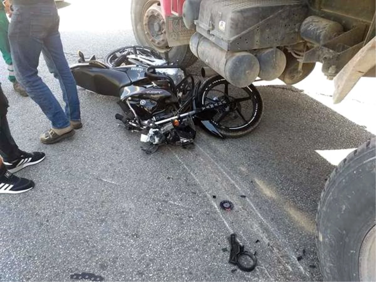 Kamyonet ile çarpışan motosiklet sürücüsü yaralandı