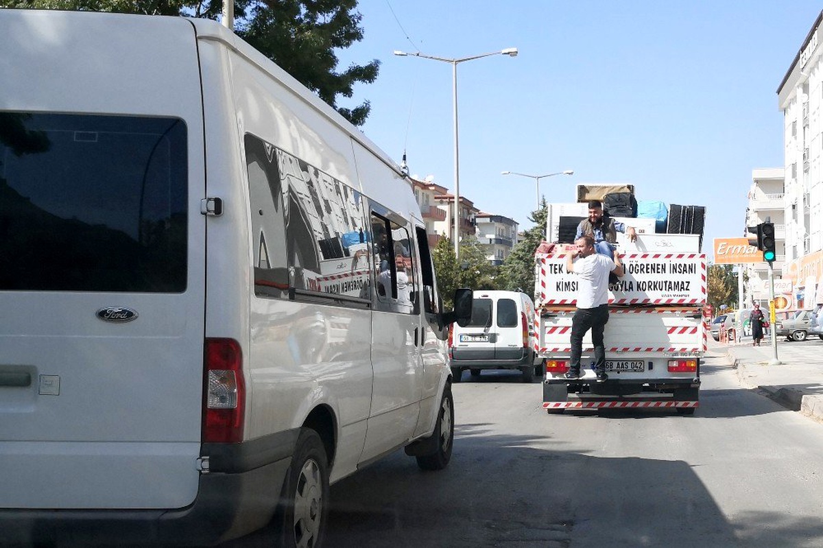 Kamyonet kasasında asılı tehlikeli yolculuk yürekleri ağza getirdi