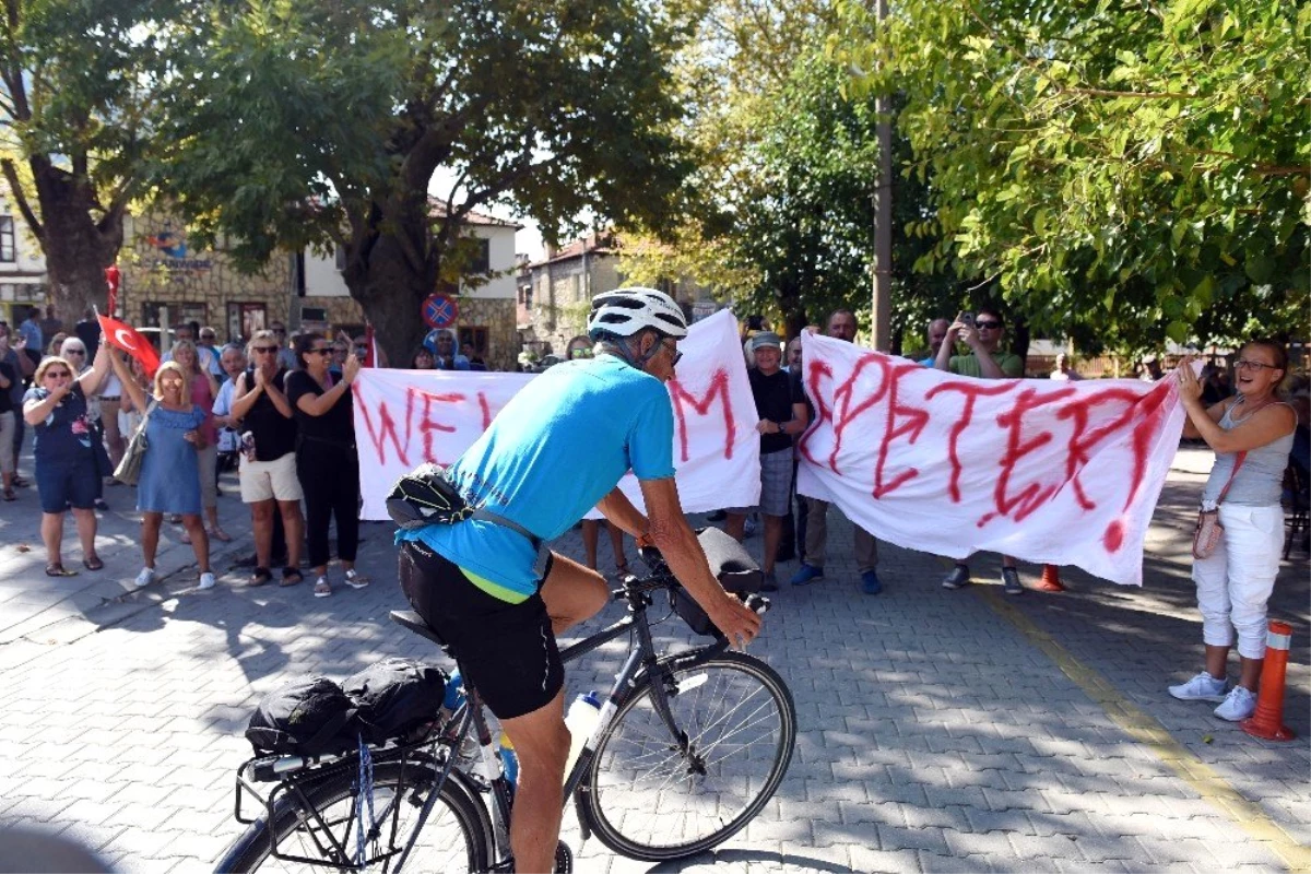 Kanserle mücadeleye dikkat çekmek için bisikletle İngiltere\'den Fethiye\'ye geldi