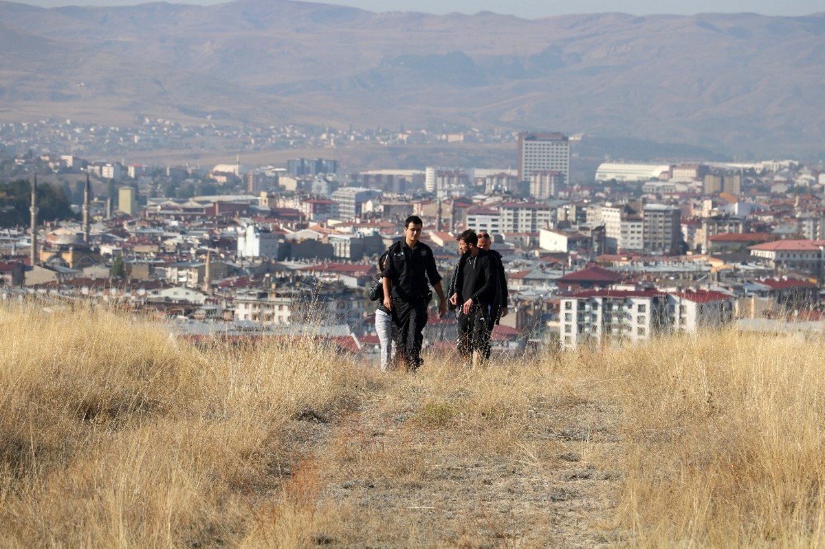 Kayalıklarda mahsur kaldılar, 5 saat kurtarılmayı beklediler