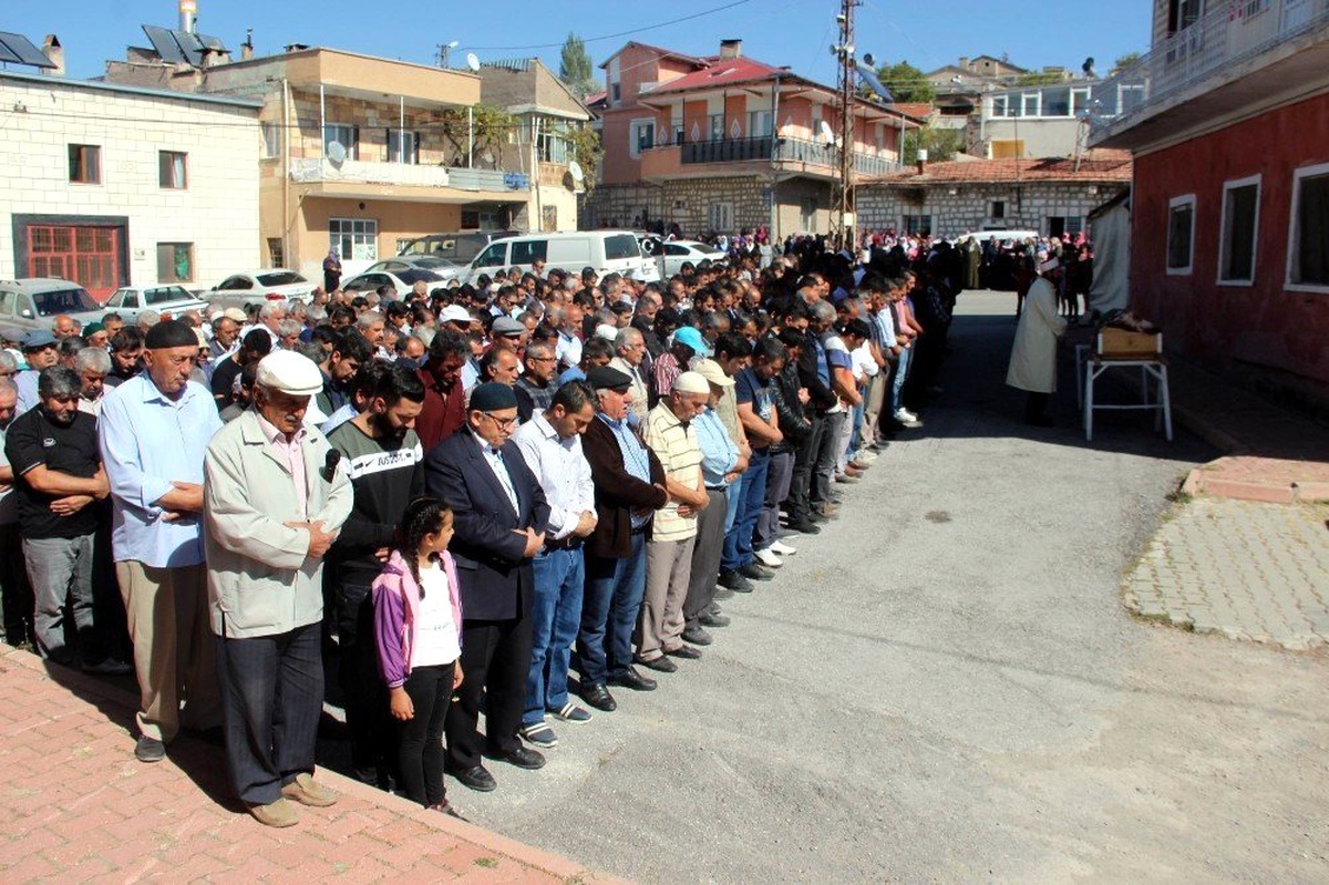 Kayseri\'de eşinin öldürdüğü kadın toprağa verildi