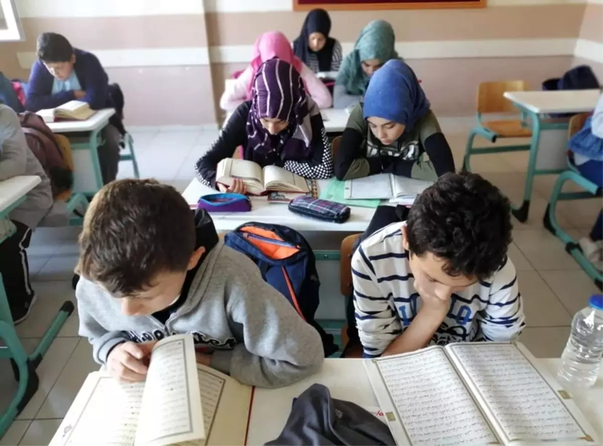 Keles\'te öğrenciler Fetih suresi okuyarak dua etti