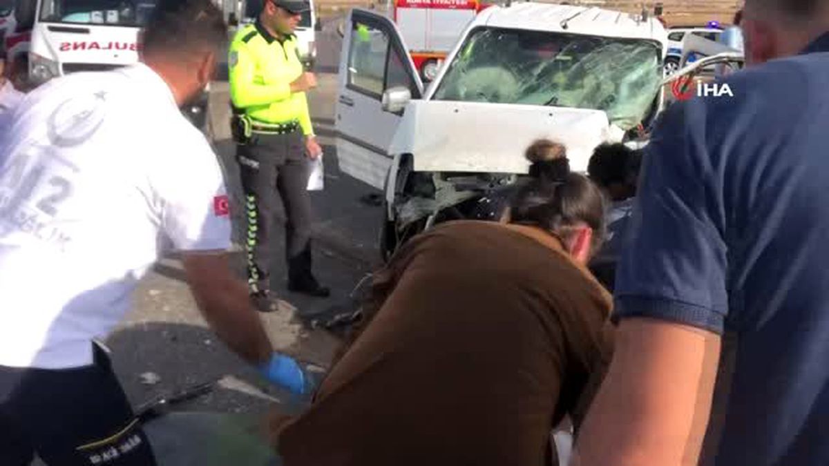 Konya\'da iki kamyonet çarpıştı: 3\'ü ağır, 8 yaralı