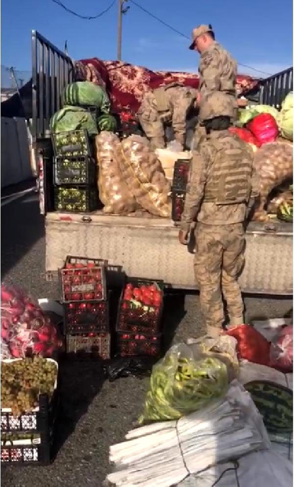 Meyve, sebze kasalarından kaçak sigara çıktı