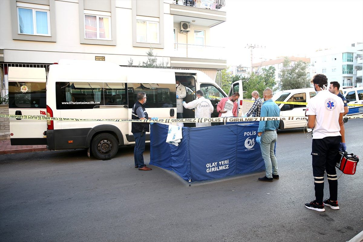 Minibüs şoförü aracında ölü bulundu