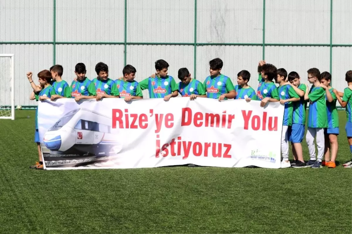 Miniklerden "Rize\'ye demiryolu istiyoruz" pankartı