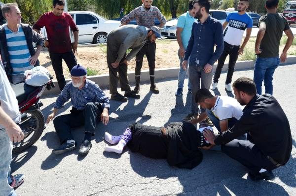 Motosikletle hastaneye giden çift kazada yaralandı