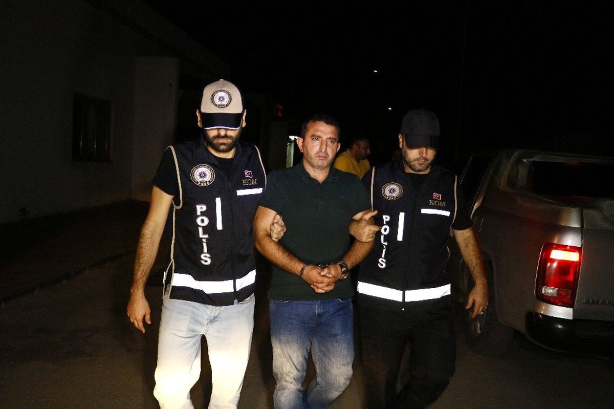 Muğla\'da villasında yakalanan çete lideri Adana\'ya getirildi