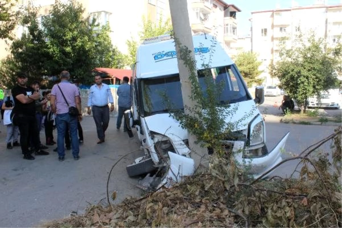 Öğrenci servisi ile hafif ticari araç çarpıştı: 10 yaralı