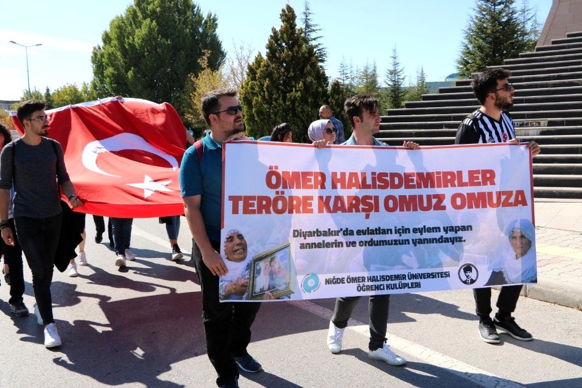 Öğrencilerden Diyarbakır annelerine destek