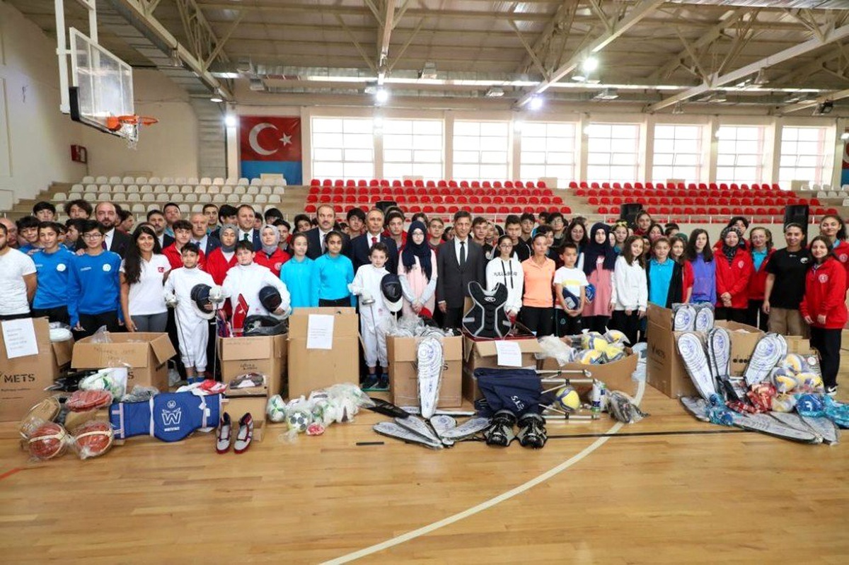 Okul spor kulüplerine malzeme desteği