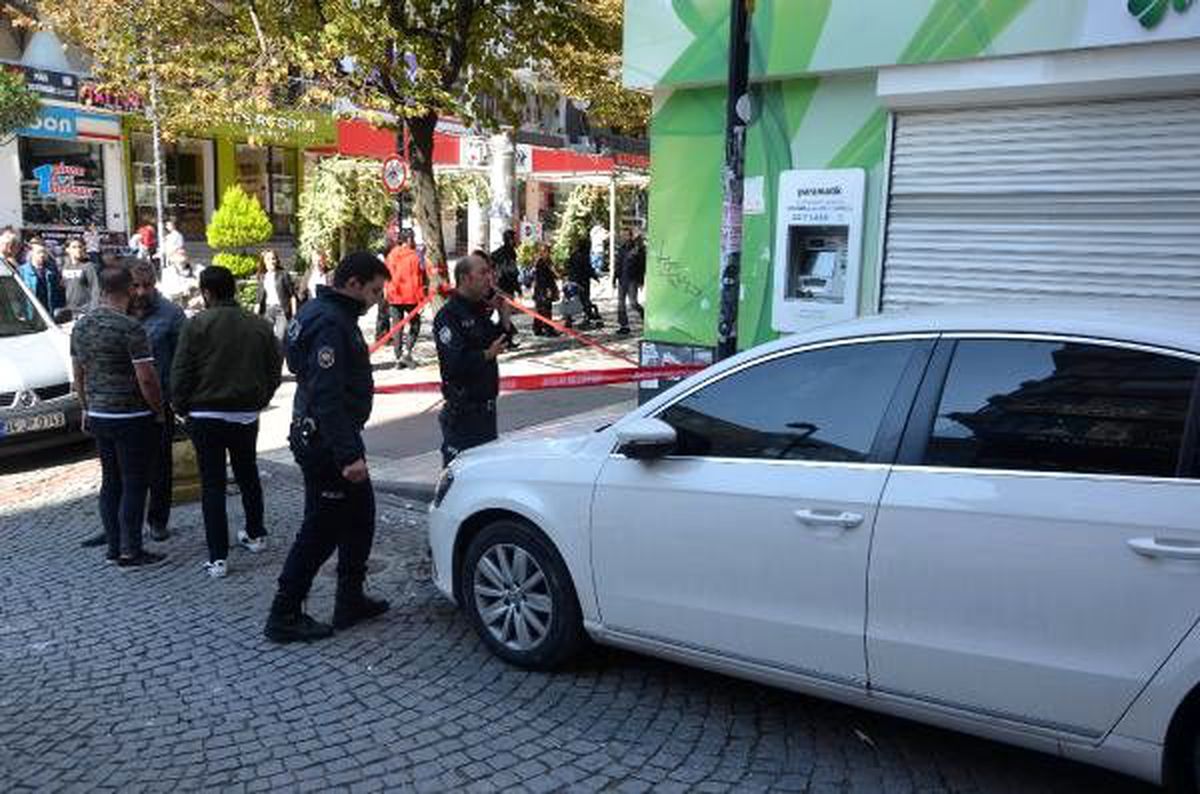 Penceredeki sıva parçaları 5\'inci kattan otomobilin üzerine düştü