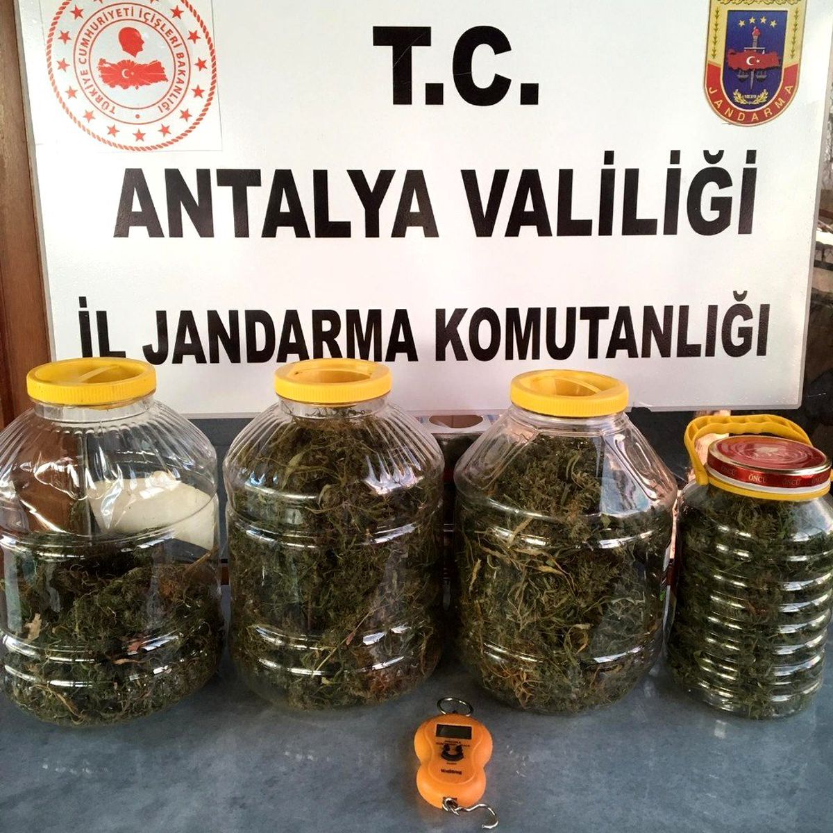 Plastik bidona zulalanan uyuşturucu Elyaf\'tan kaçmadı