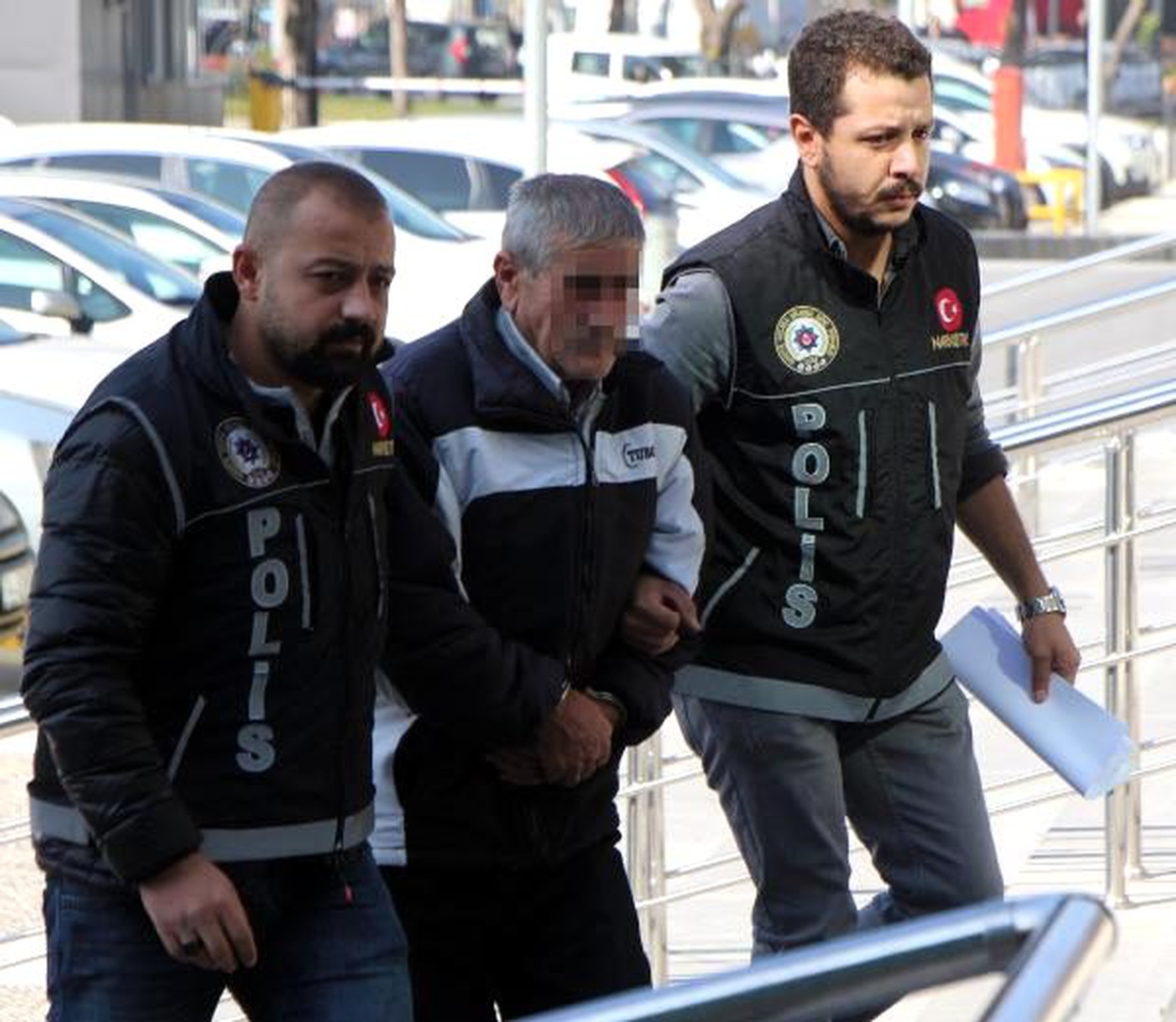 Saksıda kenevir yetiştirince gözaltına alındı