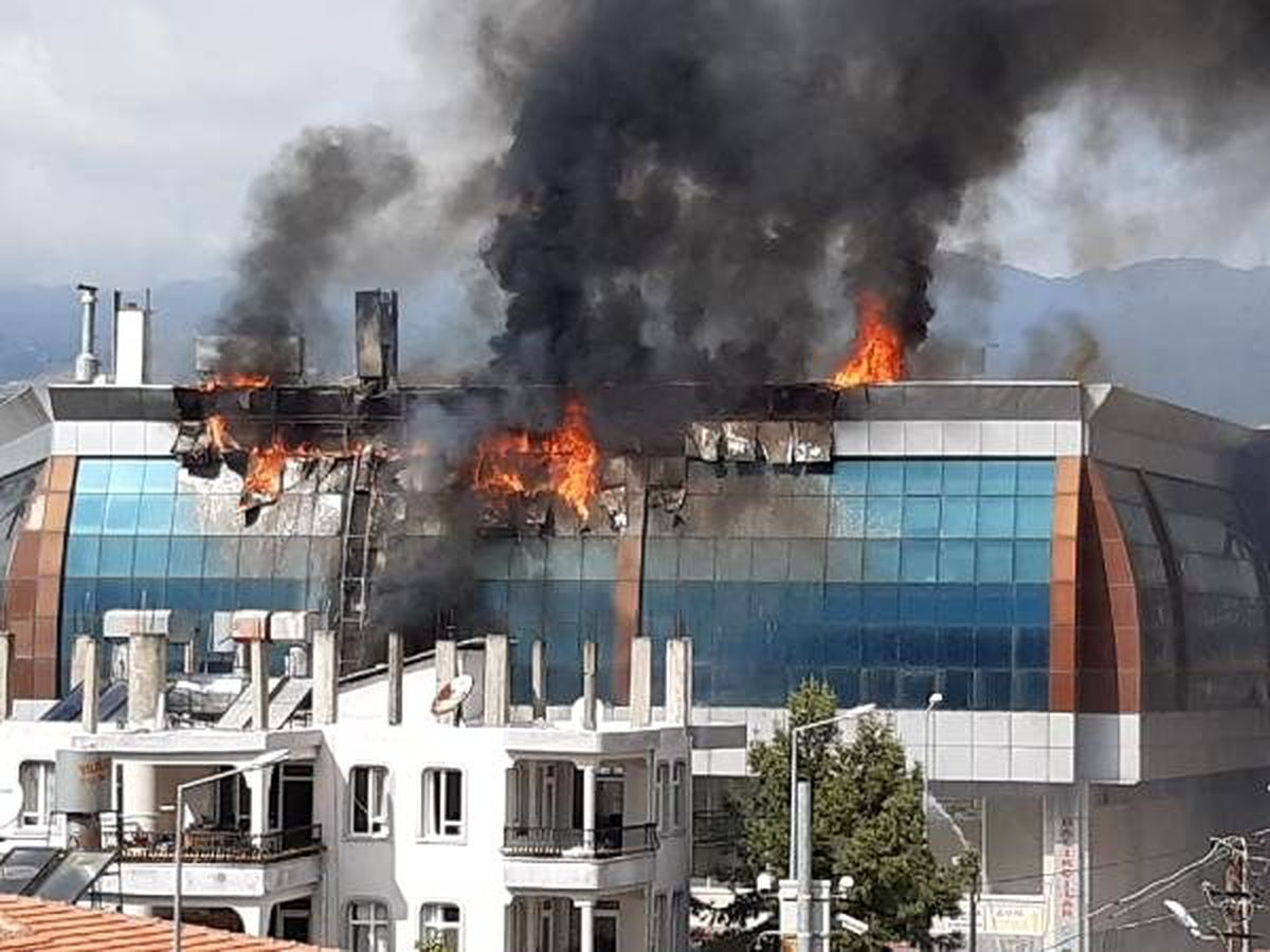 Samandağ\'da iş yerlerinin bulunduğu binada yangın