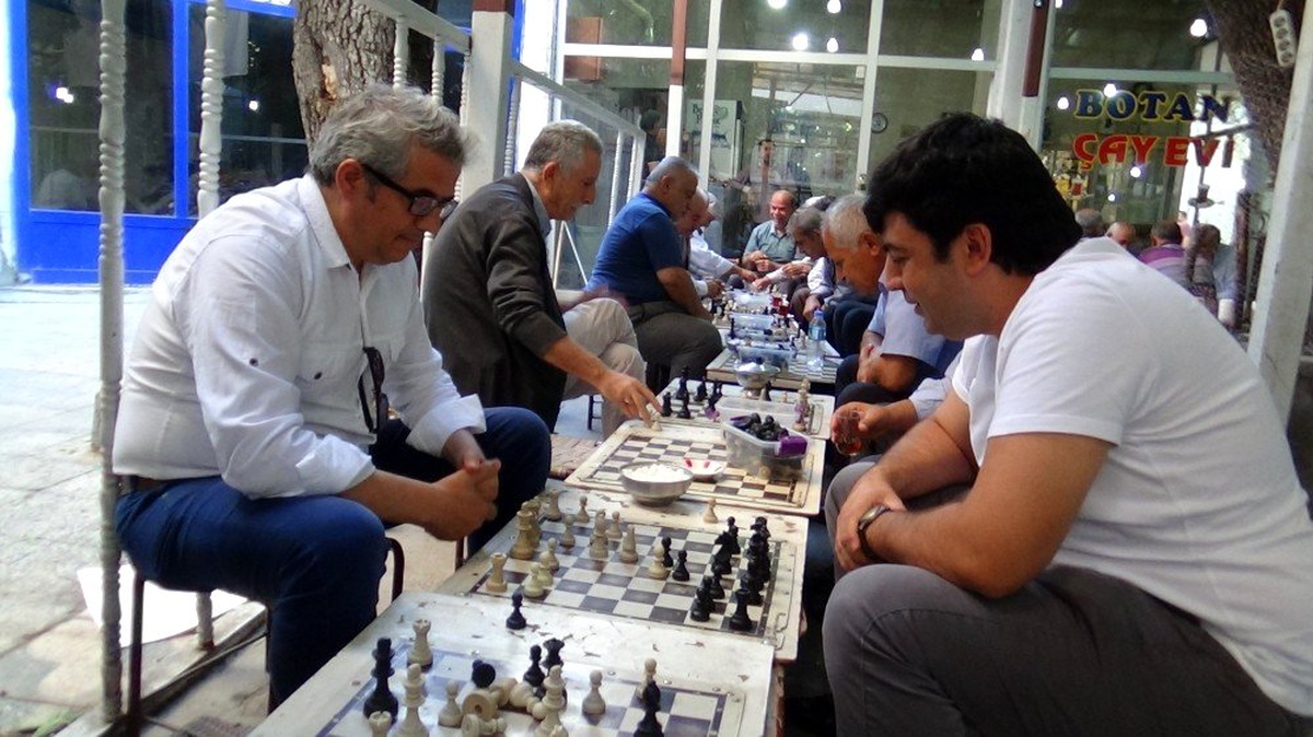 Siirt\'teki kahvede yarım asırdan bu yana satranç oynanıyor