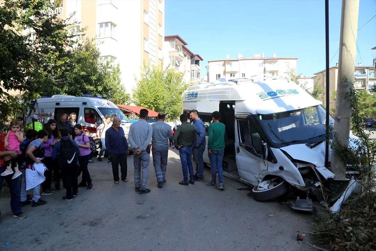 Sivas\'ta öğrenci servisi ile hafif ticari araç çarpıştı: 10 yaralı