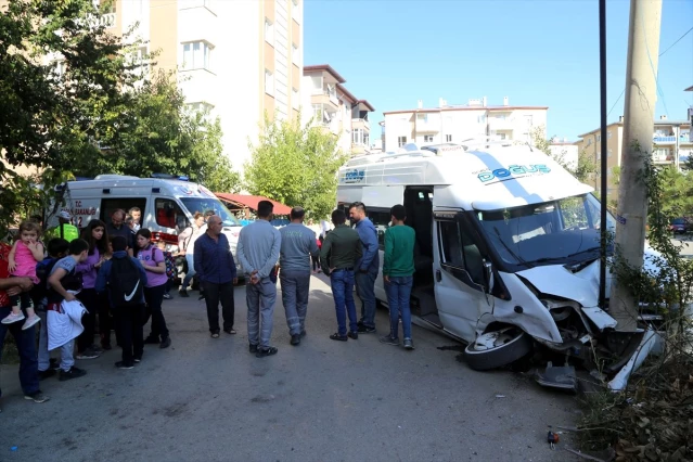 Sivas'ta Öğrenci Servisi Kaza Yaptı 10 Yaralı