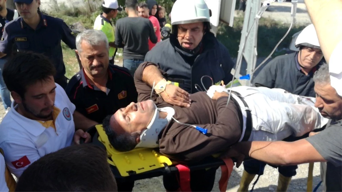 Söke\'de turistleri taşıyan midibüs kaza yaptı: 4 yaralı