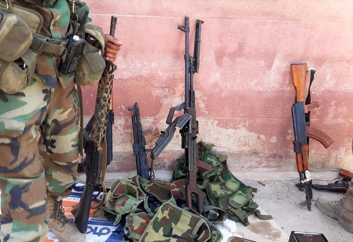 Tel Abyad\'da köşeye sıkışan teröristler silahlarını bırakıp kaçtı