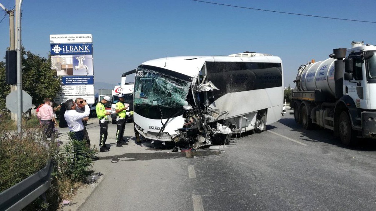 Tur otobüsü kaza yaptı, çok sayıda turist yaralandı