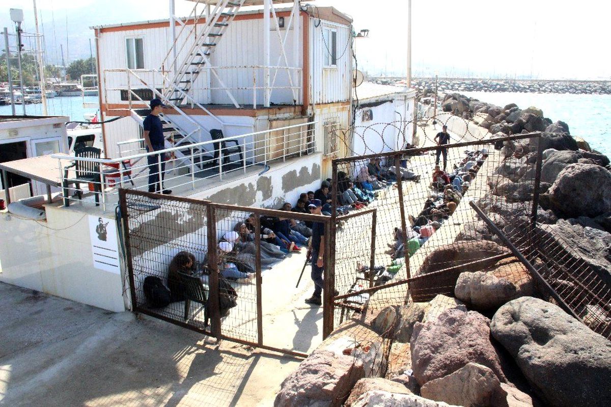 Tur teknesine turist gibi bindiler, Yunanistan\'a kaçarken yakalandılar