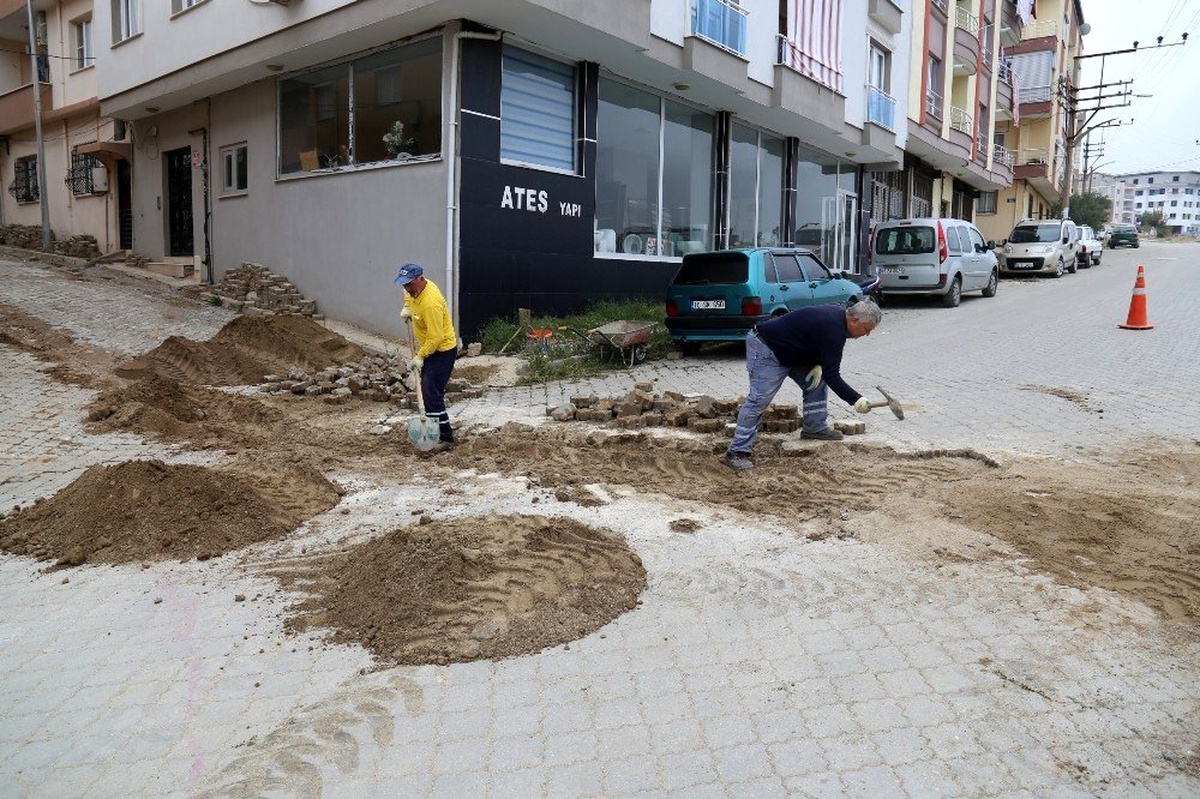 Turgutlu\'da yağmurdan etkilenen yollara bakım