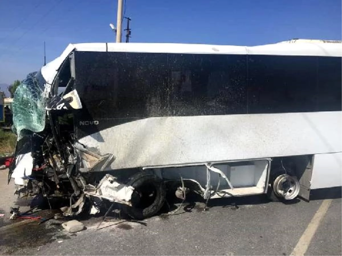 Turistleri taşıyan midibüs kaza yaptı: 4 yaralı