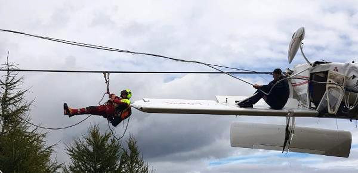 Uçak elektrik tellerinde asılı kaldı, pilot kanada oturup kurtarılmayı bekledi