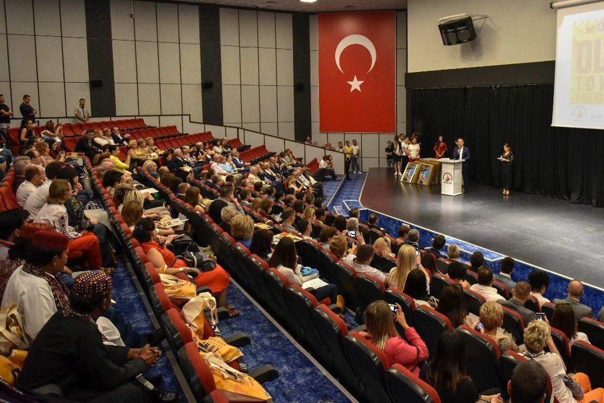 Uysal, Antalya\'da bulunan heyetleri kabul etti