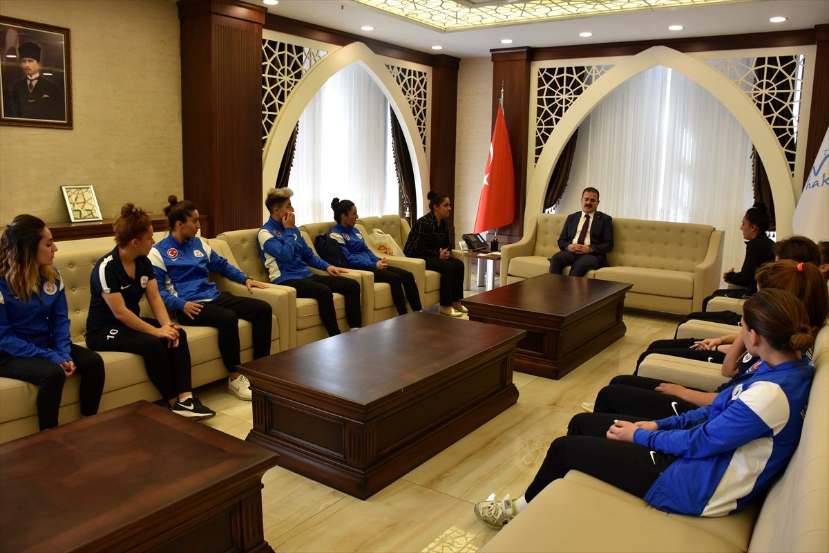 Vali Akbıyık, dünya şampiyonu olan Tatlı\'yı kabul etti
