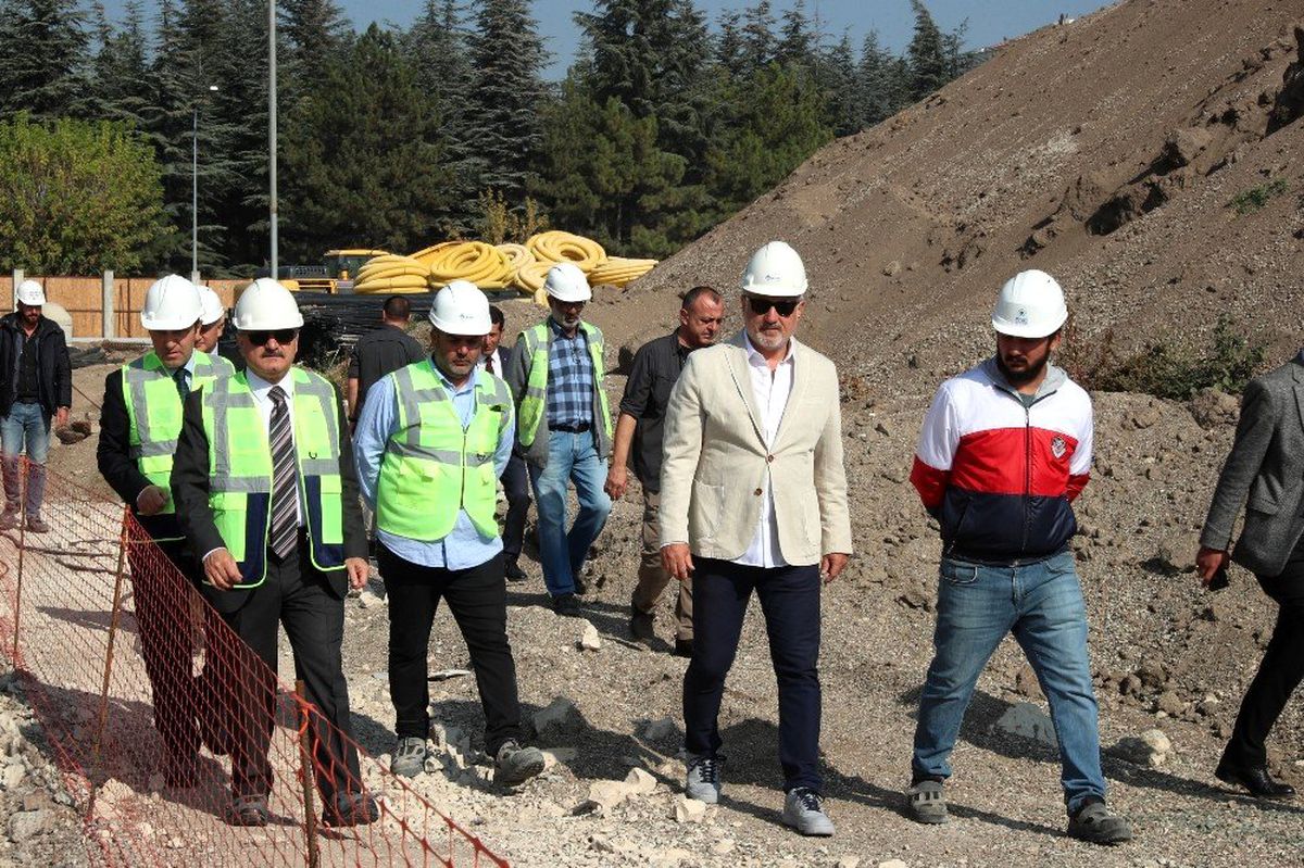 Vali Çakacak, millet bahçesindeki çalışmaları inceledi