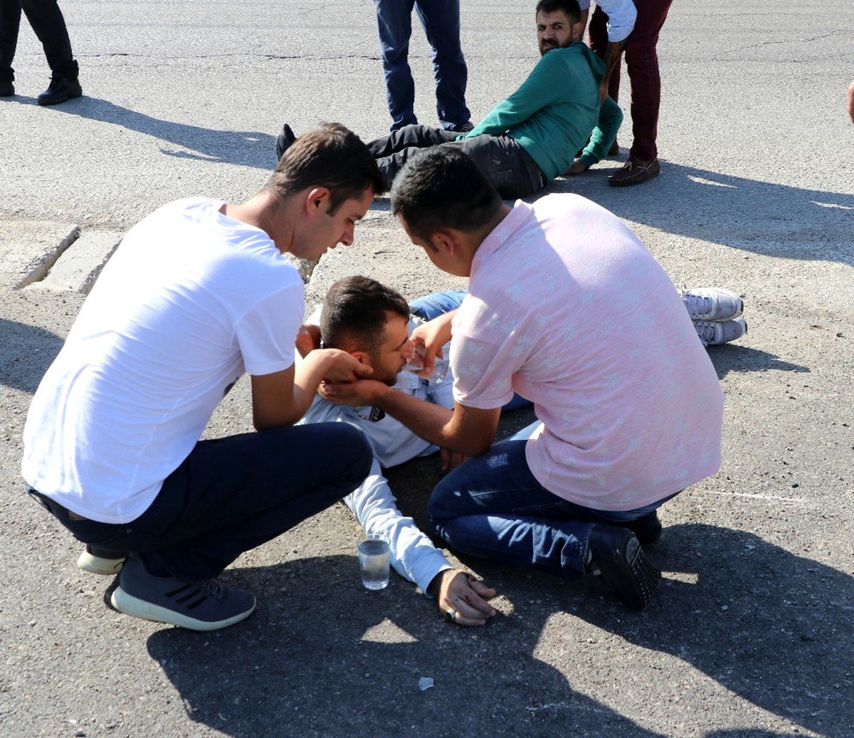 Vatandaşlar yaralıya elleriyle su içirdi