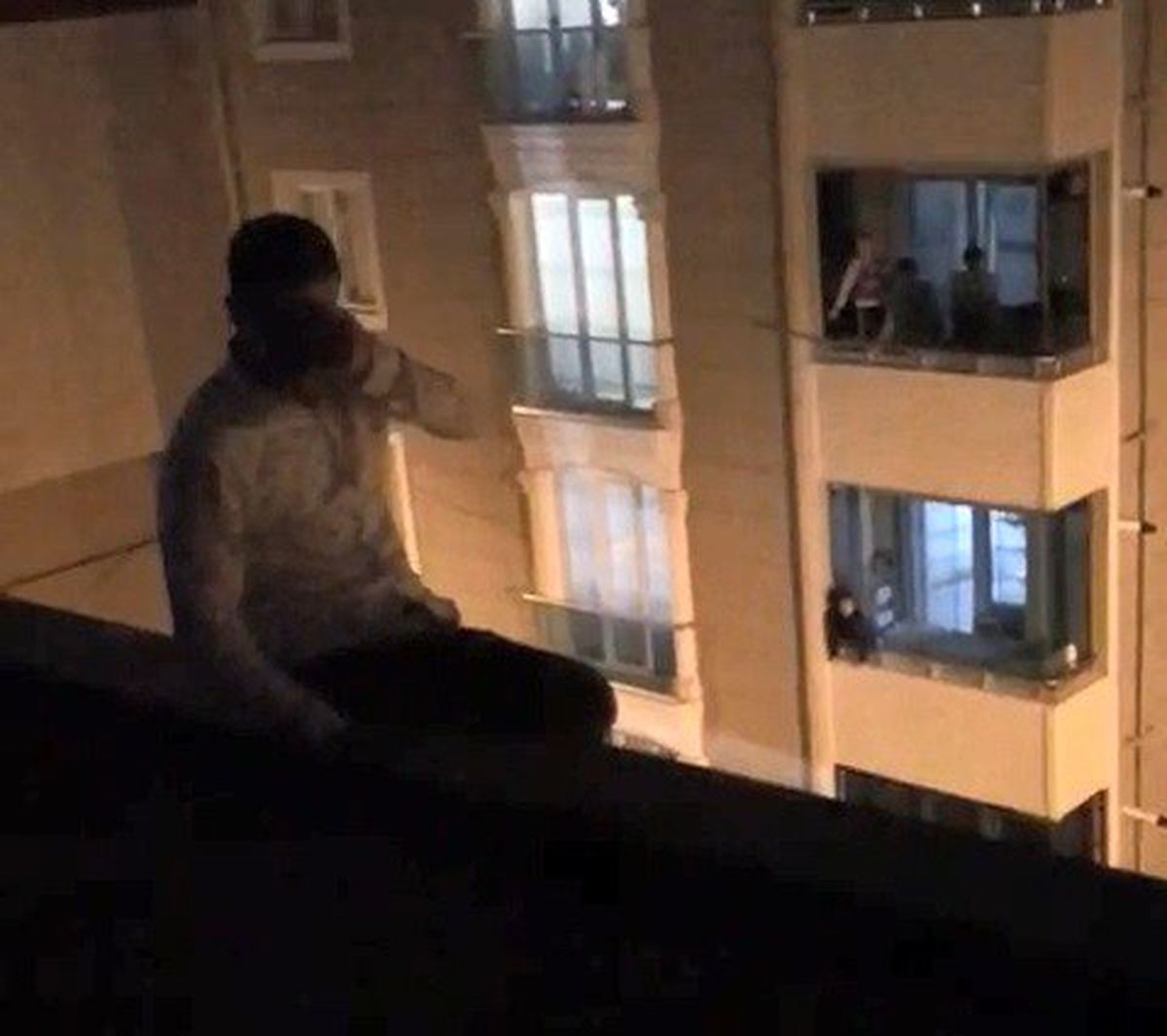 Yakalanacağını anlayan azılı kapkaççı çatıya çıkıp intihar etmeye kalkıştı