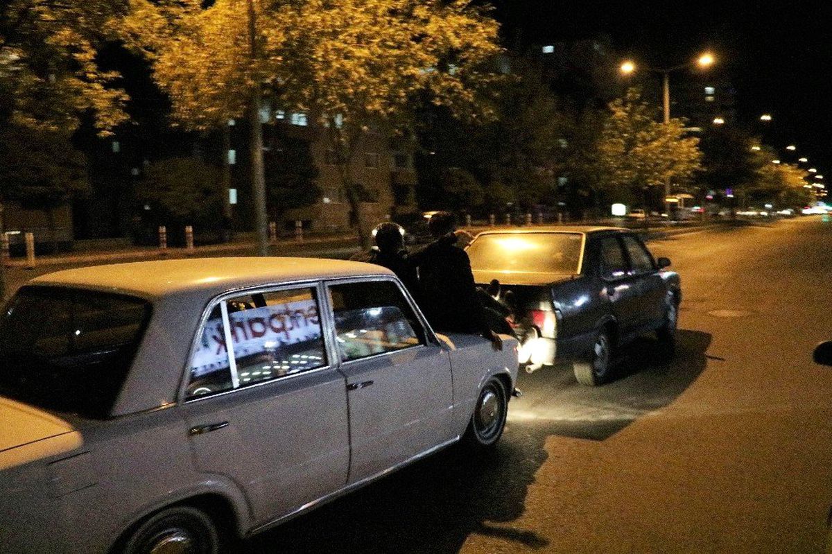 Yakıtı biten otomobili böyle götürdüler