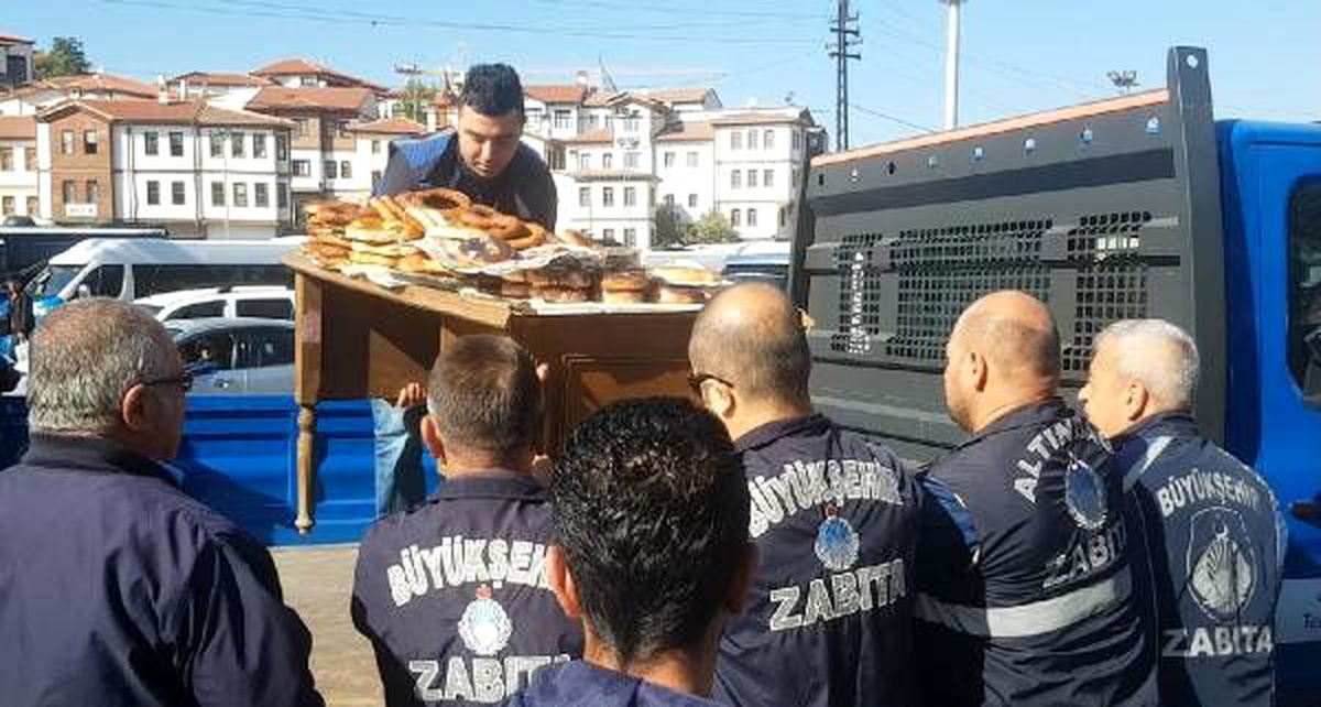 Zabıta operasyonunda tezgahını cami bahçesine sakladı