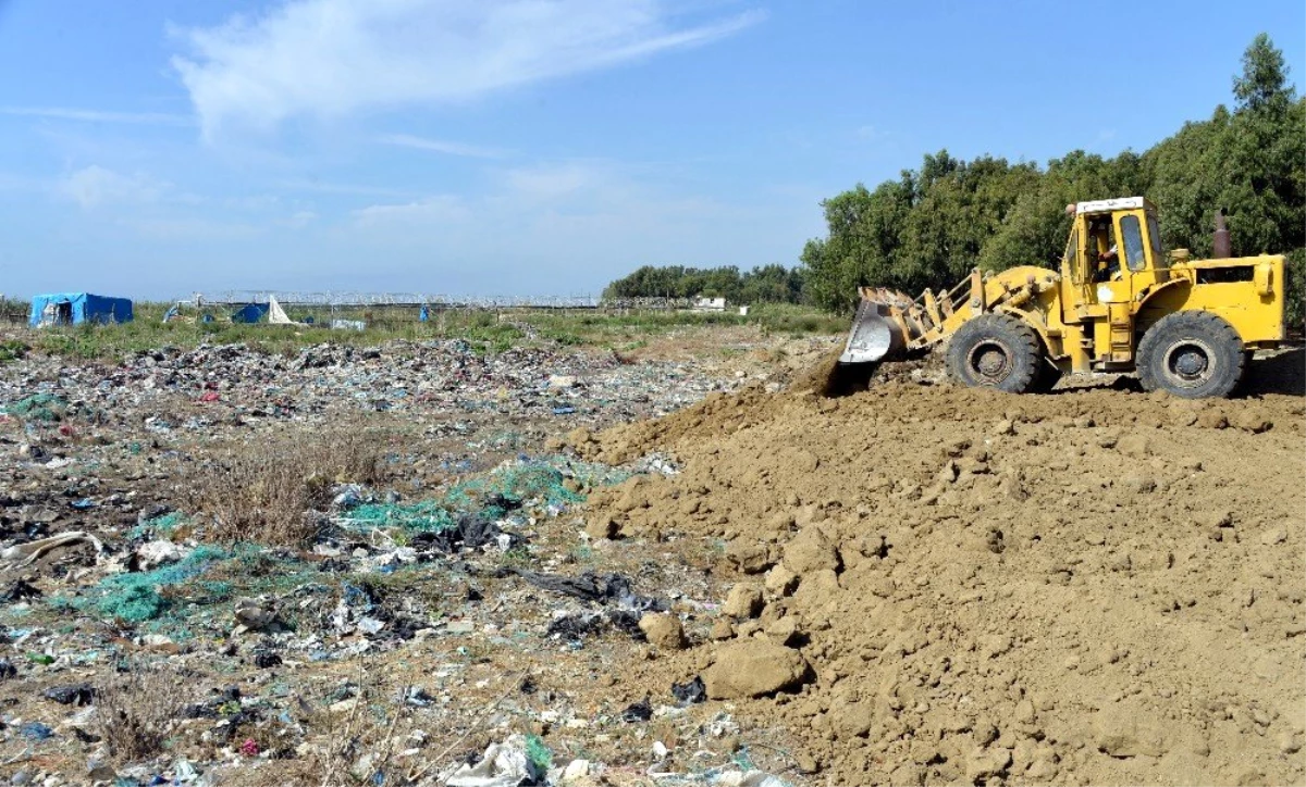 Adanalıoğlu\'nda eski çöp döküm sahasının üzeri toprakla kapatıldı