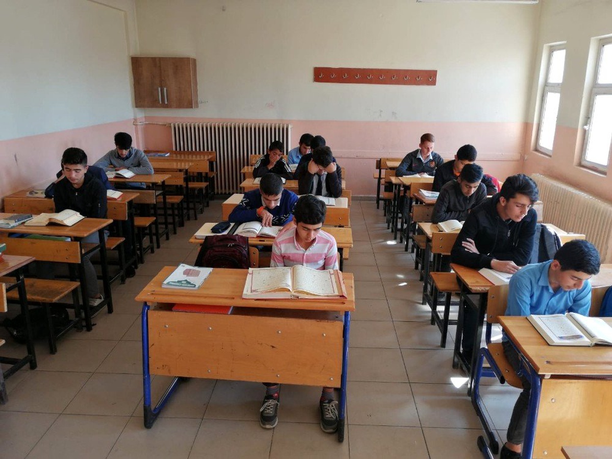 Ağrılı öğrenciler Barış Pınarları hareketindeki askerler için dua okudu