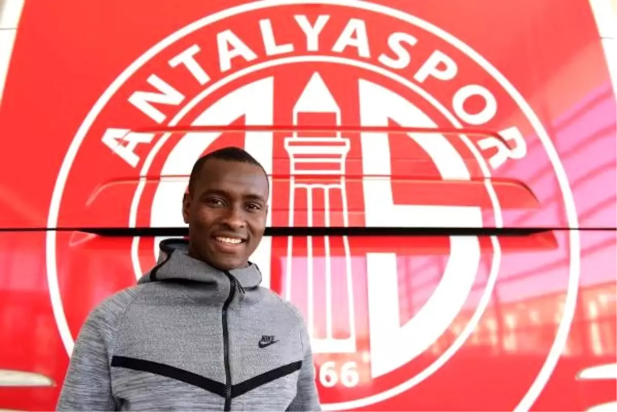 Antalyaspor\'un futbolcusu drole\'un ayağı kırıldı