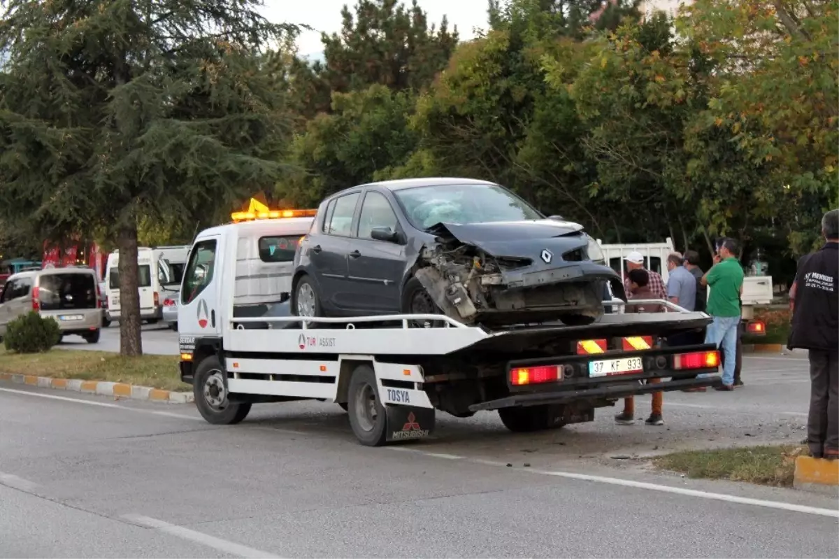 Araçlar hurdaya döndüğü kazayı sürücüler yara almadan atlattı