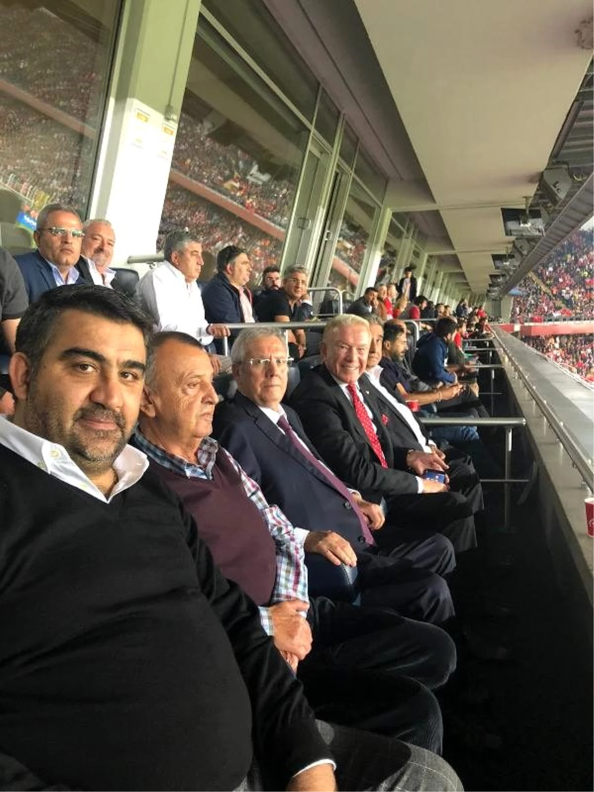Aziz yıldırım, türkiye - arnavutluk maçını statta izledi