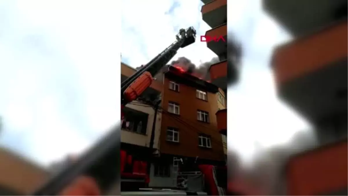 Bağcılar\'da çatı yangını; mahalleli sokağa döküldü