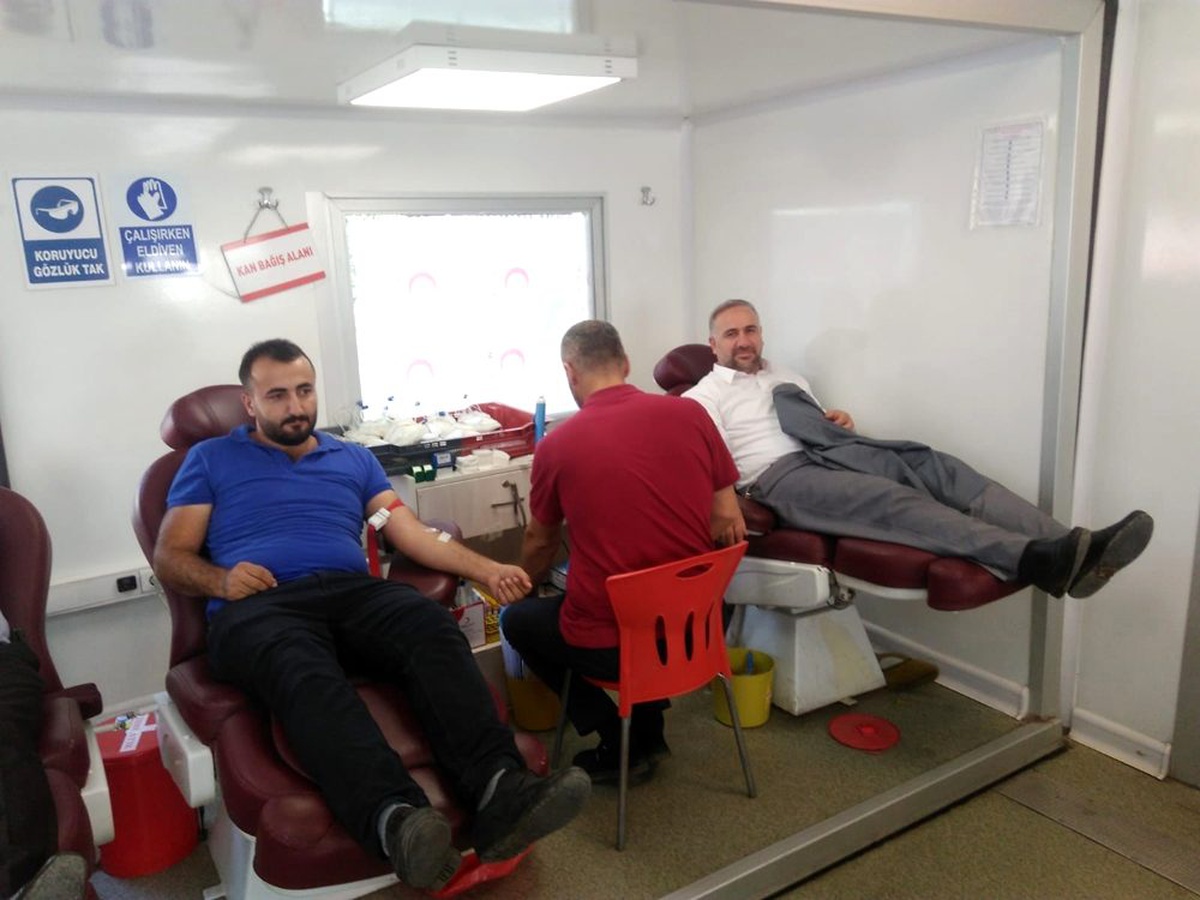 Barış Pınarı Harekatına destek vermek isteyen vatandaşlar kan bağışında bulundu