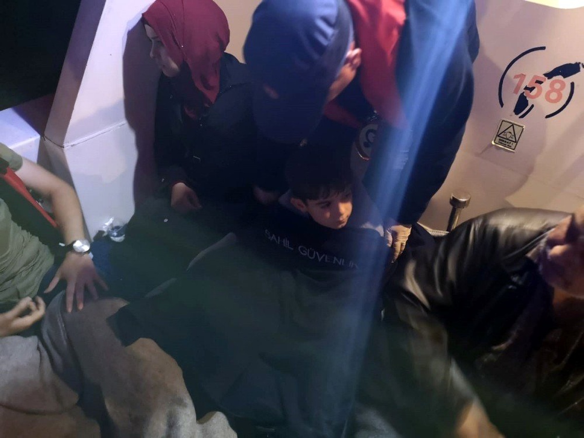 Bodrum\'da kaçak göçmenleri taşıyan bot battı: 3 kayıp