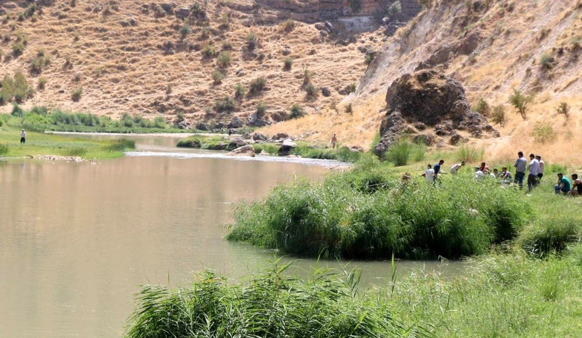 Botan çayına giren çocuk akıntıya kapılarak kayboldu