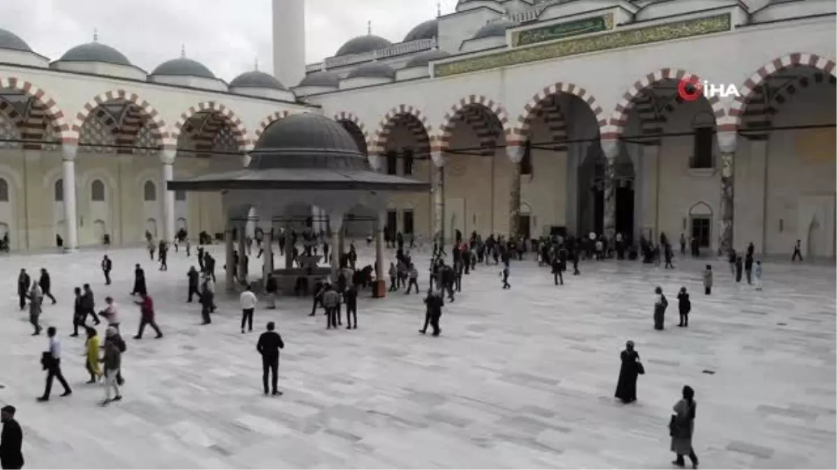 Büyük Çamlıca Camii\'nde vatandaşlar Mehmetçik için dua etti