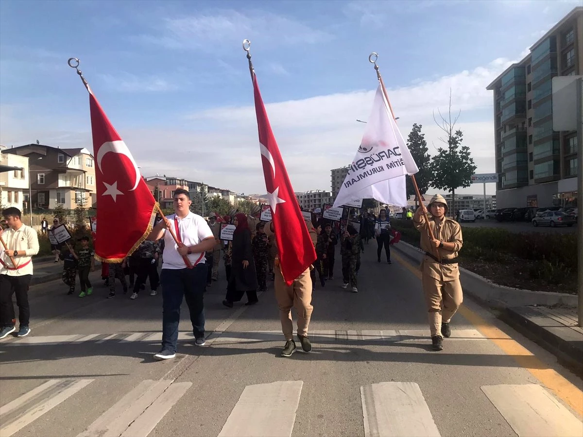 Darüşşifalı öğrenciler Mehmetçik için yürüdü