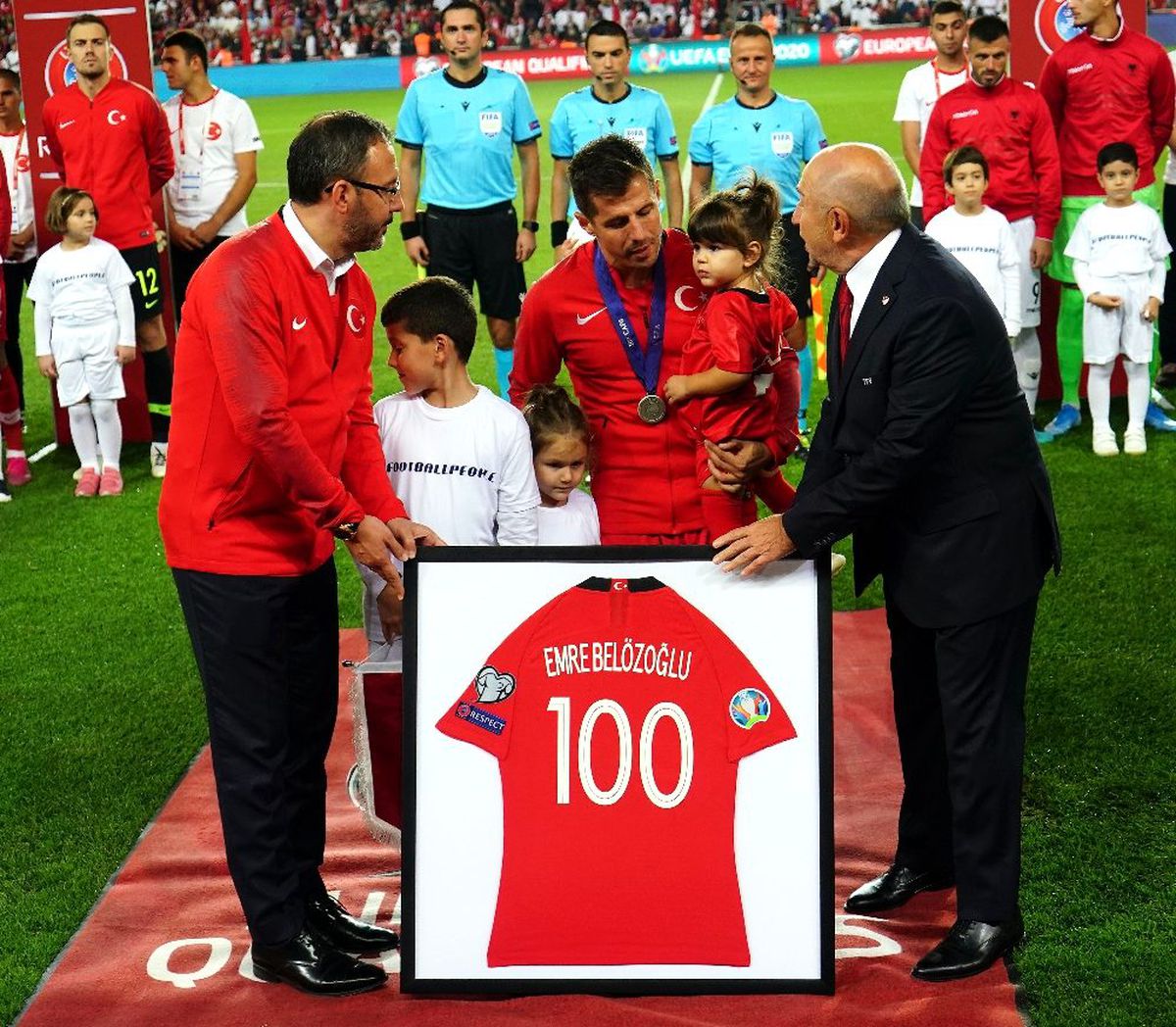 Emre Belözoğlu\'na 100. maç hediyesi
